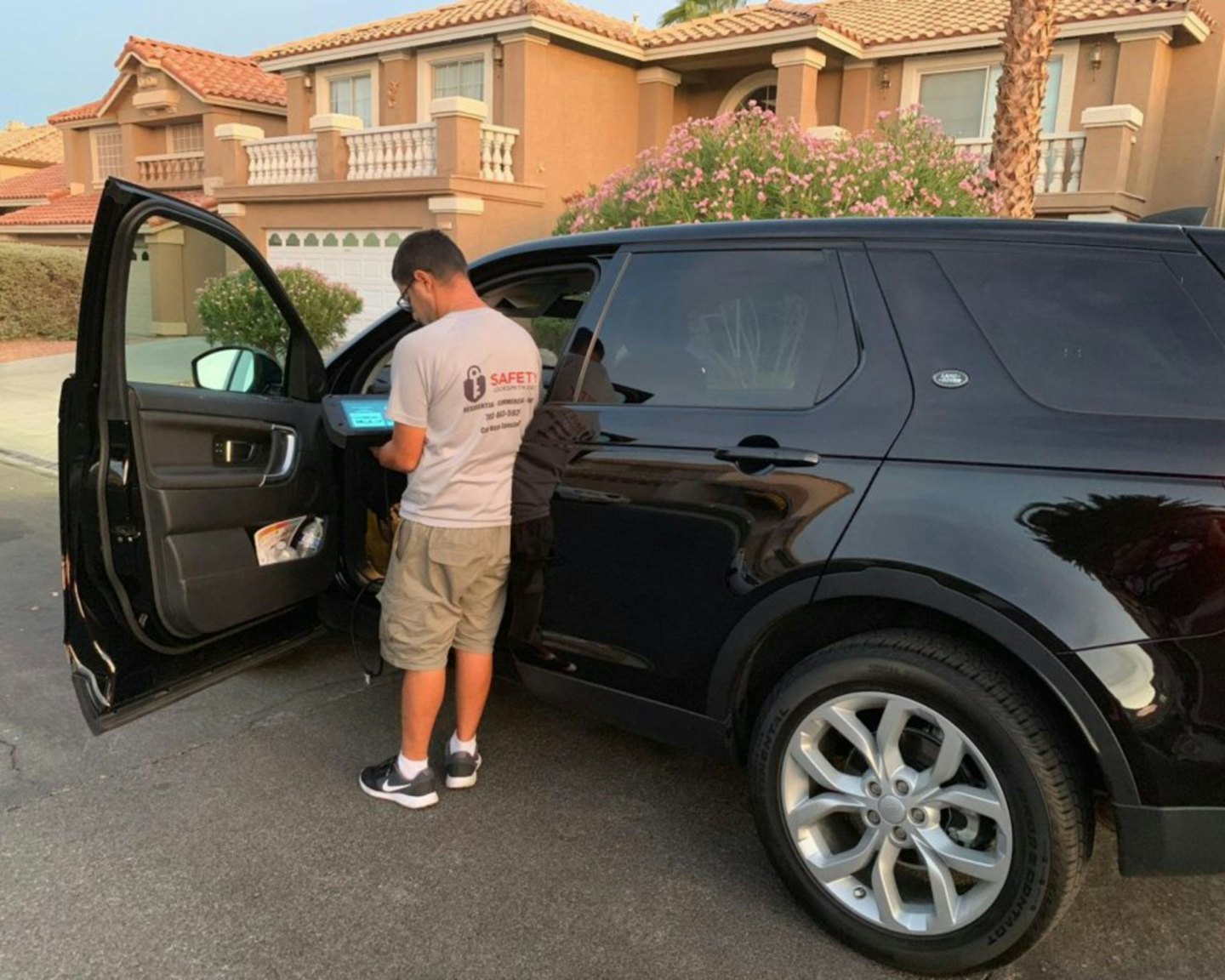 Car lockout and emergency vehicle entry by Auto Electro Locksmith